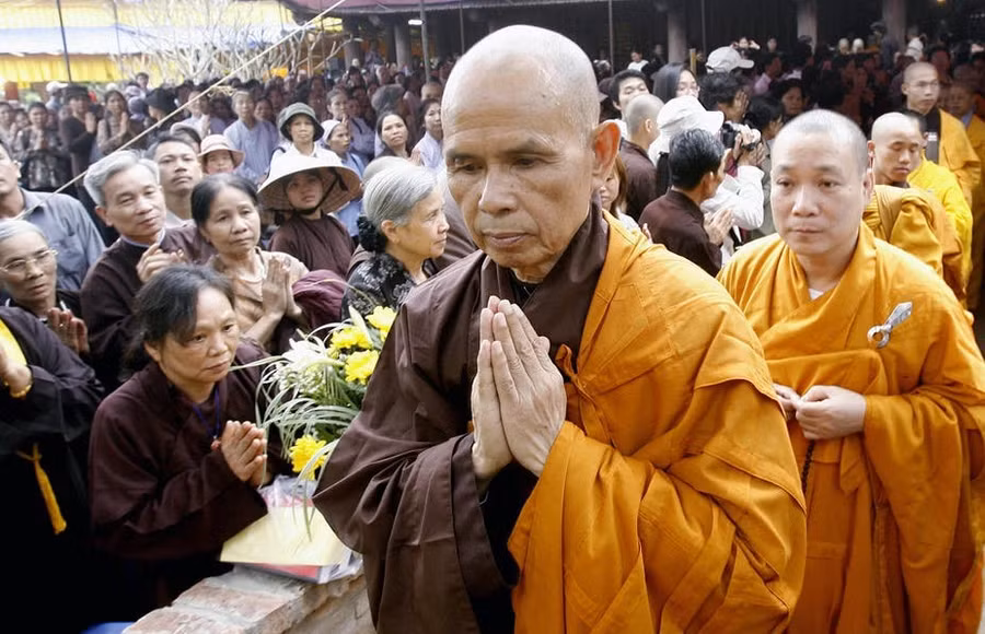 Thiền sư Thích Nhất Hạnh trong một buổi cầu nguyện ở Việt Nam năm 2007. Ảnh: AFP Thiền sư Thích Nhất Hạnh trong một buổi cầu nguyện ở Việt Nam năm 2007. Ảnh: AFP