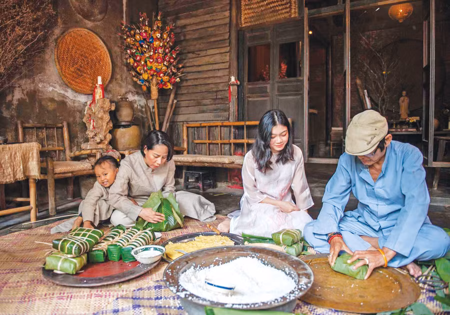 Gói bánh chưng, bánh tét ngày Tết. Ảnh: Hoàng Hải