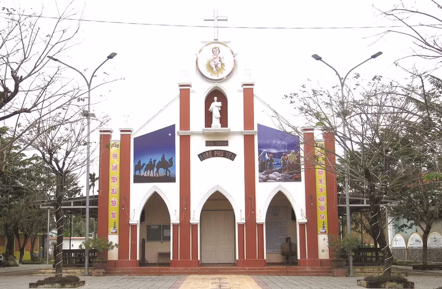 Đền Thánh Andre Phú Yên và những ngôi mộ cổ còn sót lại được ghi nhận là nơi các giáo sĩ truyền đạo và cũng là nơi khai sinh chữ Quốc ngữ.