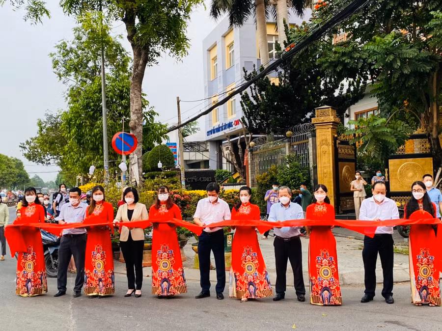  Lãnh đạo Quận 12 cắt băng khai mạc đường hoa Lê Thị Riêng Tết Nhâm Dần năm 2022