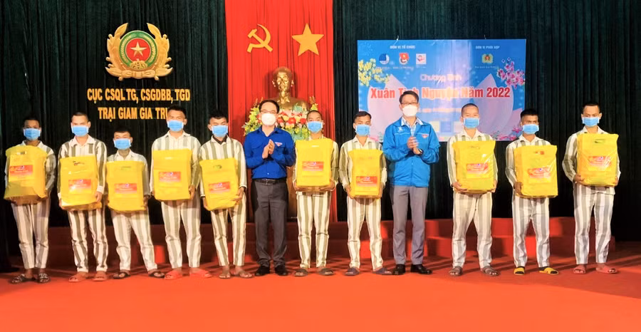 Hội LHTN tỉnh tặng quà cho 10 phạm nhân trong độ tuổi TN cải tạo tốt. Ảnh: Hà Đức Thành