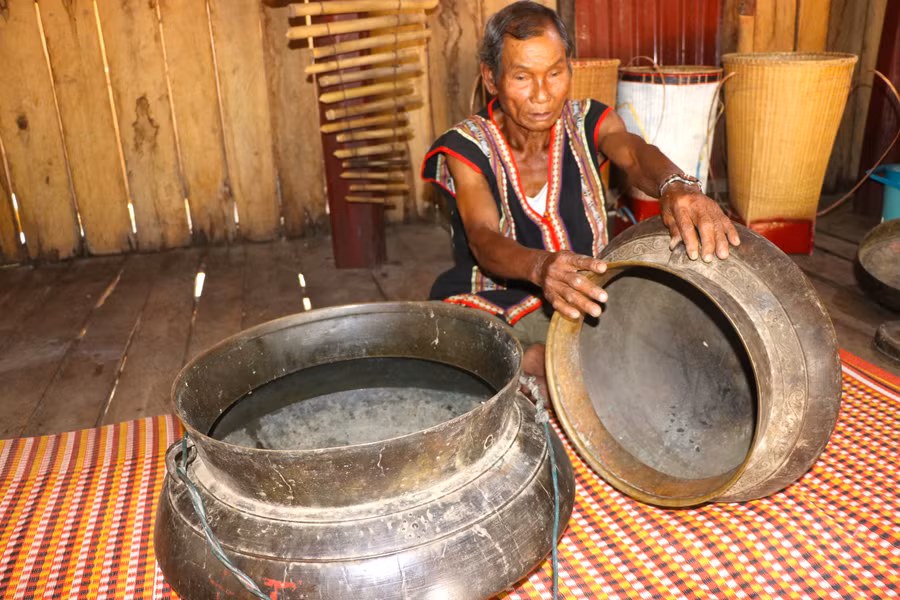 Bên cạnh sử dụng trong sinh hoạt hàng ngày, nồi đồng còn là vật dụng quan trọng trong lễ hội. Ảnh: Ngọc Minh 