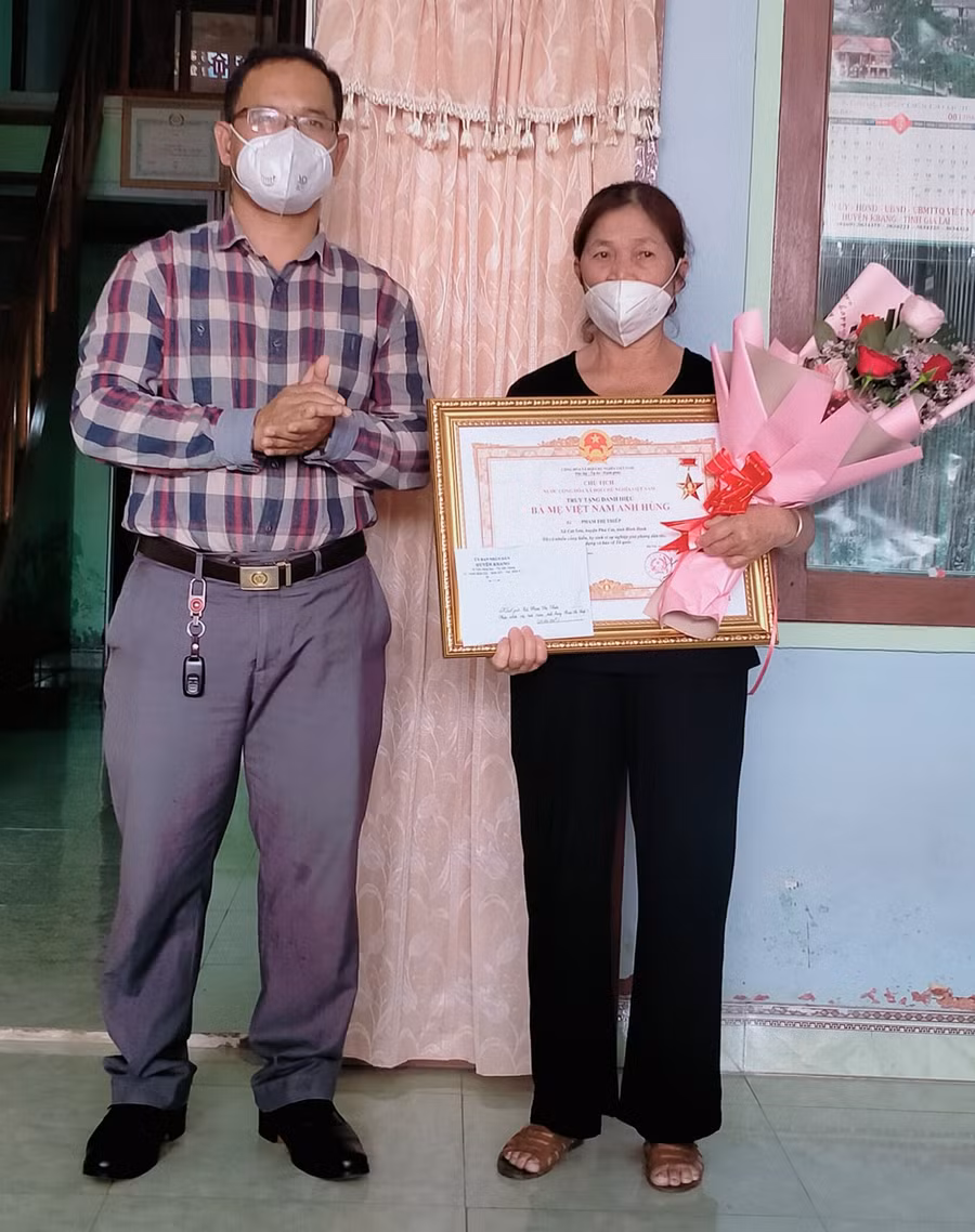  Phó Chủ tịch UBND huyện Kbang trao Quyết định truy tặng Danh hiệu Bà Mẹ Việt Nam Anh hùng của Chủ tịch nước cho thân nhân Mẹ VNAH Phạm Thị Thiếp. Ảnh: Hồng Hạnh