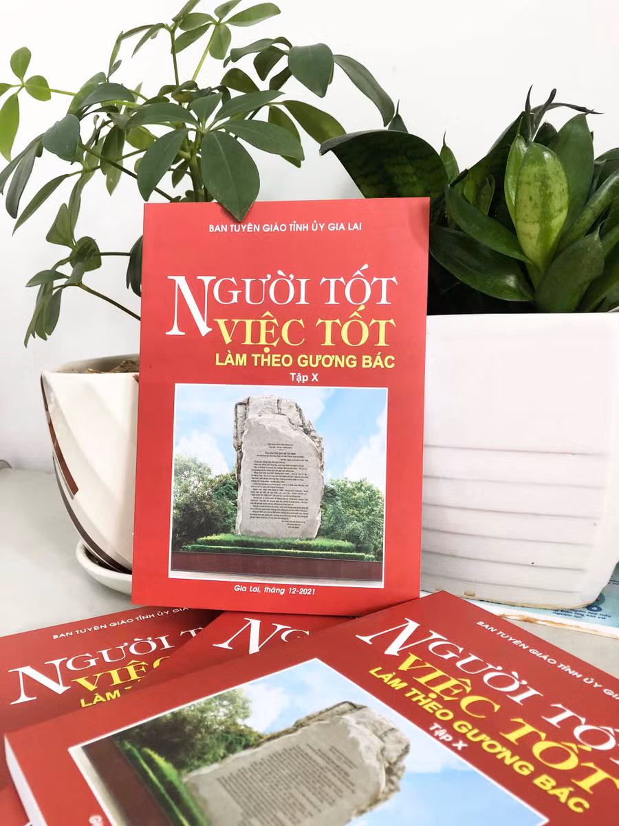 Sách “Người tốt, việc tốt làm theo gương Bác” (tập X). Ảnh: Phương Vi