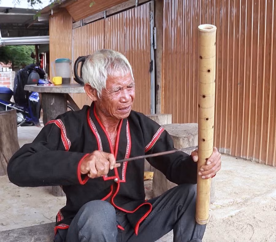 Ông Kpă Bum (buôn Gum Gốp, xã Ia Rmok) là nghệ nhân chế tác nhạc cụ dân gian tài hoa. Ảnh: Hoàng Ngọc Ông Kpă Bum là nghệ nhân chế tác nhạc cụ dân gian tài hoa. Ảnh: Hoàng Ngọc