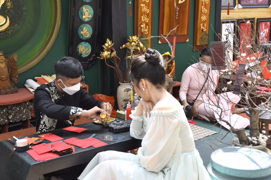 Ông đồ trẻ Hồng Sơn cho chữ tại phố ông đồ Ông đồ trẻ Hồng Sơn cho chữ tại phố ông đồ