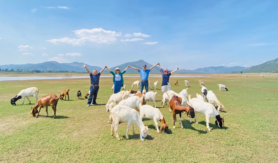Du khách đến tham quan bãi bồi hồ Ia Nâm (xã Tân Sơn, TP. Pleiku). Ảnh: Đào An Duyên