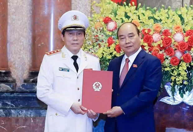 Chủ tịch nước Nguyễn Xuân Phúc trao Quyết định thăng cấp bậc hàm từ Trung tướng lên Thượng tướng đối với Thứ trưởng Bộ Công an Lương Tam Quang. (Ảnh: Thống Nhất/TTXVN)