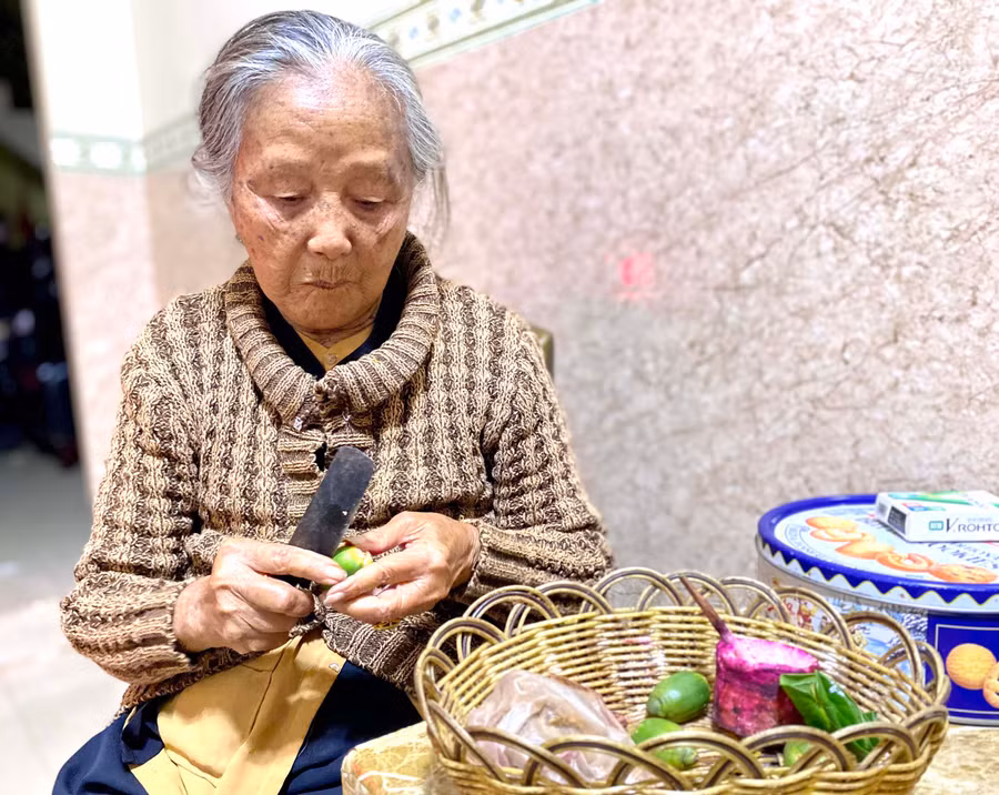 Bà Nguyễn Thị Yến (94 tuổi, tổ 5, phường Hội Thương) tự hào khi gia đình mình là một trong những cư dân người Kinh đầu tiên ở đồng bằng lên cư ngụ tại phố núi Pleiku. Ảnh: H.T