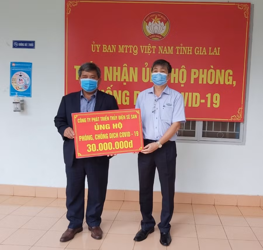 Công ty Phát triển Thủy điện Sê San tặng 30 triệu đồng ủng hộ kinh phí mua vắc xin, trang-thiết bị, vật tư y tế phòng-chống Covid-19. Ảnh: Minh Phương Công ty Phát triển Thủy điện Sê San tặng 30 triệu đồng ủng hộ kinh phí mua vắc xin, trang thiết bị, vật tư y tế phòng, chống Covid-19