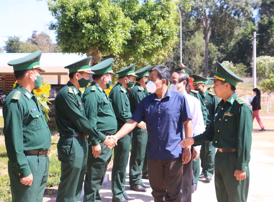 Đoàn công tác đến thăm, chúc Tết đồn Biên phòng Ia Pnôn (huyện Đức Cơ). Ảnh: Quang Tấn