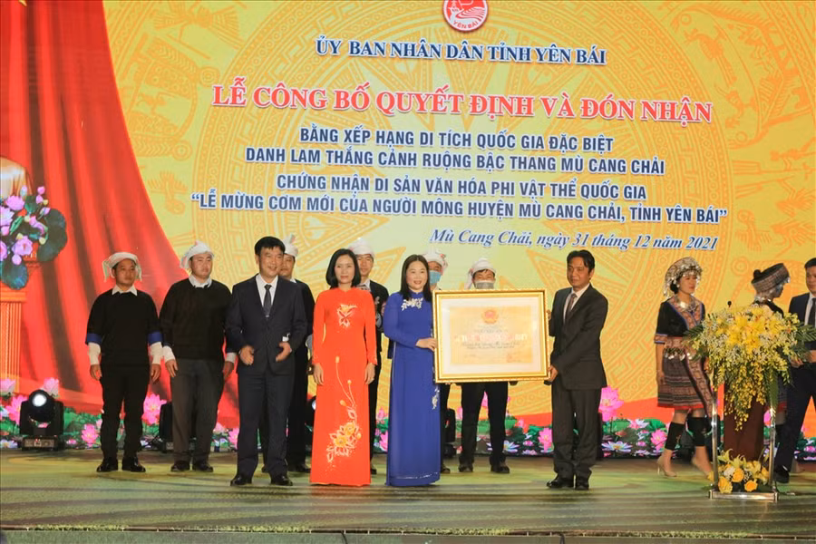 Thừa ủy quyền của Thủ tướng Chính phủ, đồng chí Hoàng Đạo Cương - Thứ trưởng Bộ Văn hóa - Thể thao và Du lịch - trao tặng Bằng xếp hạng Di tích Quốc gia đặc biệt danh lam thắng cảnh Ruộng bậc thang Mù Cang Chải cho tỉnh Yên Bái.