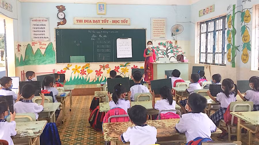 Toàn tỉnh phấn đấu đến năm 2025, tỷ lệ học sinh tiểu học đi học đúng độ tuổi đạt 99,9%. Ảnh: Mộc Trà