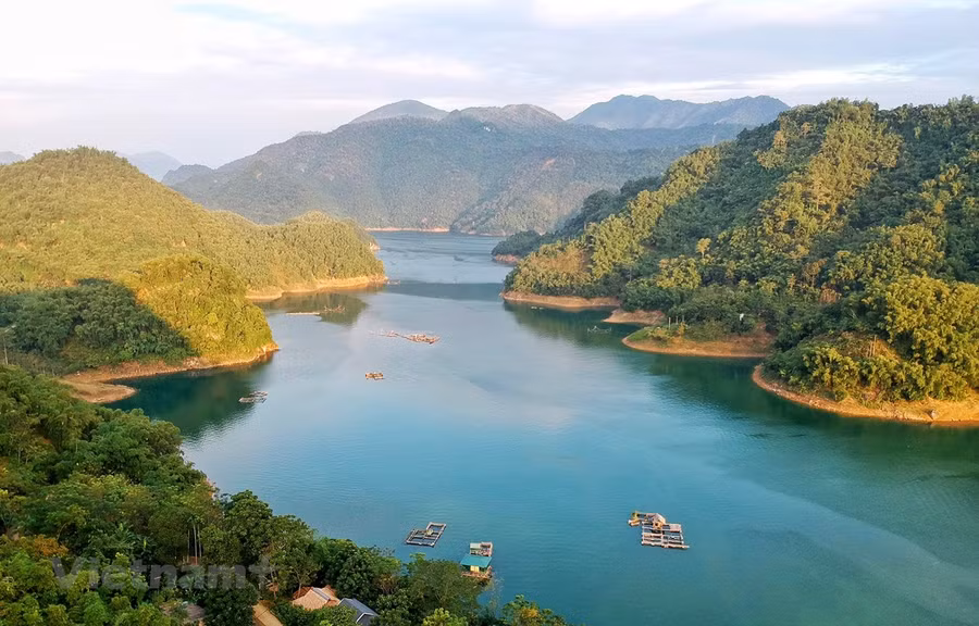 Bình minh trên lòng hồ sông Đà. Ảnh: Mai Mai/Vietnam+