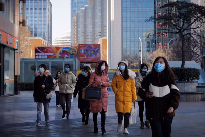 Người dân đi bộ trên đường phố Bắc Kinh ngày 13-1. Ảnh: Reuters