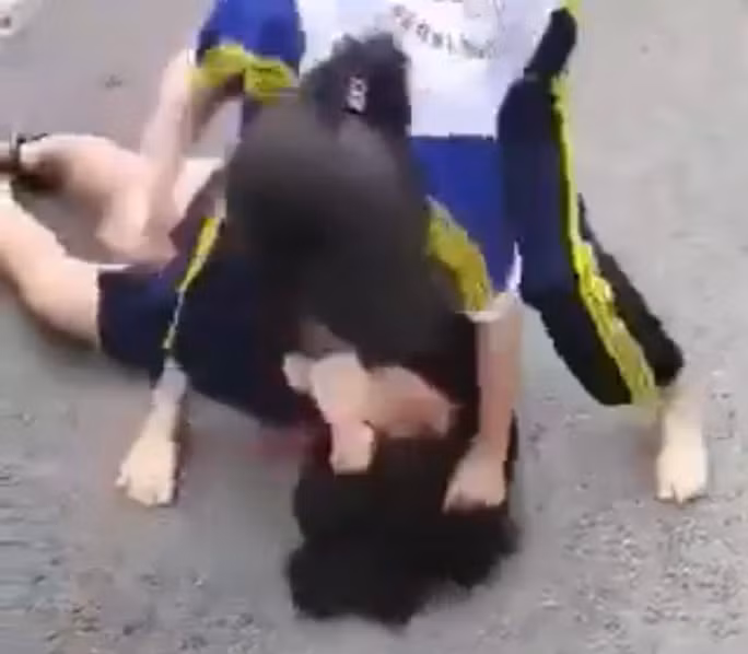 Nữ sinh bị đánh liên tiếp vào mặt, giật tóc và kéo lê dưới đất. (Ảnh cắt từ Clip)