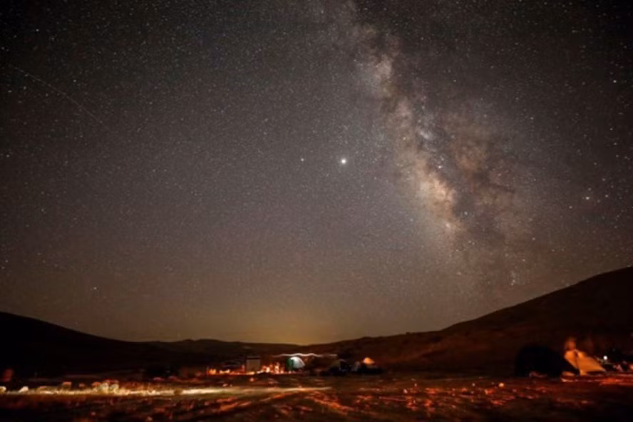 Một vệt sao bằng Perseid cắt ngang bầu trời phía trên một địa điểm cắm trại tại sa mạc Negev ở Israel. Ảnh: AFP