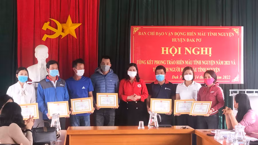 Quang cảnh trao giấy khen tại hội nghị. Ảnh: Lan Anh