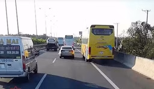 Phạt tiền từ 10-12 triệu đồng đối với người điều khiển xe thực hiện hành vi đón, trả khách trên đường cao tốc.