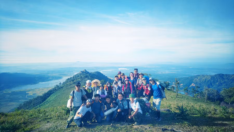 Du khách tham gia tour du lịch chinh phục đỉnh núi Chư Nâm, huyện Chư Păh (ảnh chụp trước tháng 4-2021). Ảnh: Ngọc Thu