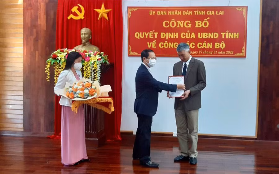  Phó Chủ tịch Thường trực UBND tỉnh Đỗ Tiến Đông trao Quyết định bổ nhiệm cho ông Trần Đình Sơn-Chánh Văn phòng Sở Giao thông-Vận tải giữ chức Phó Giám đốc Sở Giao thông-Vận tải. Ảnh Lê Hòa
