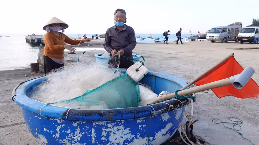 Người dân đảo Nhơn Châu sống chủ yếu bằng nghề đánh bắt, nuôi trồng hải sản ven bờ. Ảnh: Hoàng Trọng Người dân đảo Nhơn Châu sống chủ yếu bằng nghề đánh bắt, nuôi trồng hải sản ven bờ. Ảnh: Hoàng Trọng
