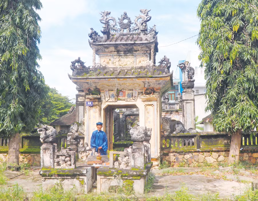 Nhà ngõ miếu Tân Lai (phường An Bình, thị xã An Khê) được xây dựng, trang trí công phu, bề thế. Ảnh: An Phát
