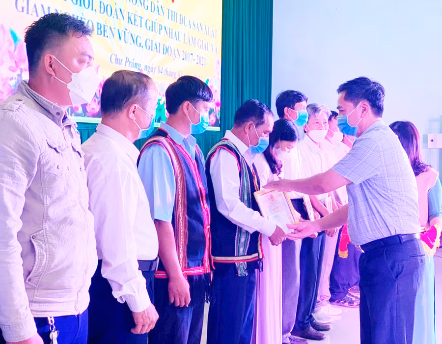 Nhiều hội viên nông dân được UBND huyện Chư Prông khen thưởng vì vượt khó vươn lên làm kinh tế giỏi. Ảnh: Hồng Thương