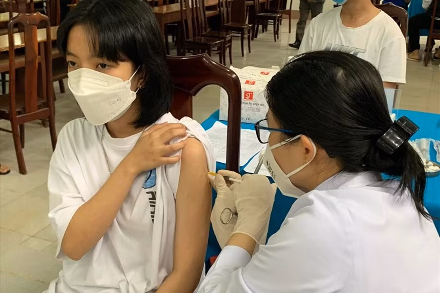 Lực lượng y tế TP.Buôn Ma Thuột tiêm vaccine phòng COVID-19 cho học sinh trên địa bàn. Ảnh: T.X
