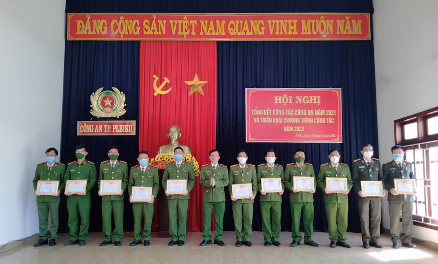 Lãnh đạo Công an TP. Pleiku trao giấy khen của Giám đốc Công an tỉnh cho các tập thể, cá nhân đạt thành tích xuất sắc trong phong trào thi đua 
