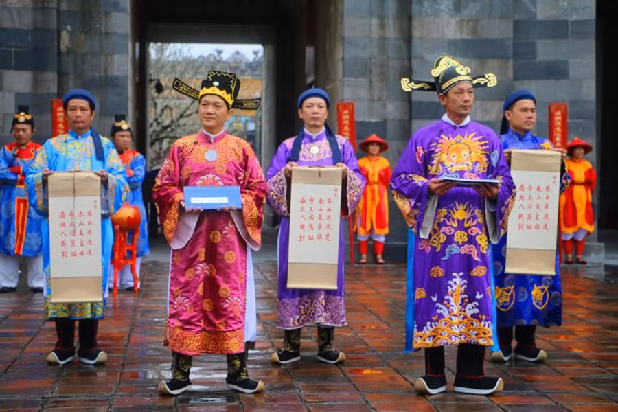 Tái hiện cảnh Khâm thiên giám ban lịch cho bá quan văn võ. Ảnh: N.M Tái hiện cảnh Khâm thiên giám ban lịch cho bá quan văn võ. Ảnh: N.M