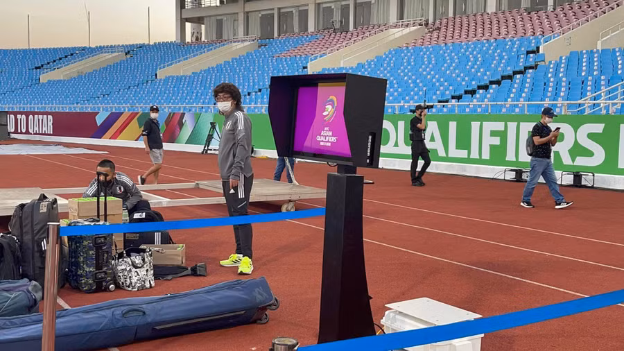 VAR được lắp đặt tại sân Mỹ Đình phục vụ trận gặp Nhật Bản ở vòng loại thứ 3 World Cup. Ảnh: Hoàng Quân