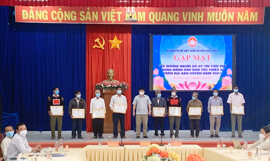 Trao giấy khen của Chủ tịch UBND huyện Phú Thiện cho người có uy tín tiêu biểu. Ảnh: Vũ Chi Chủ tịch UBND huyện Phú Thiện trao giấy khen cho người có uy tín tiêu biểu trên địa bàn. Ảnh: Vũ Chi