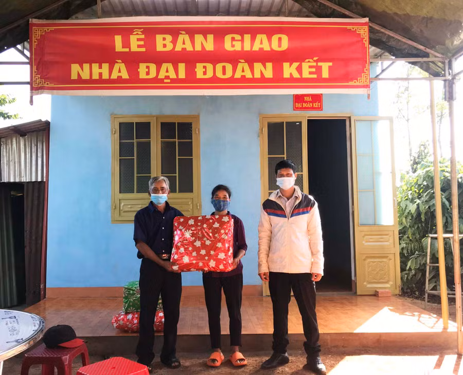 Xã Ia Pết bàn giao nhà ở cho hộ bà H’Loan ở làng Alroh. Ảnh: Thanh Nhật