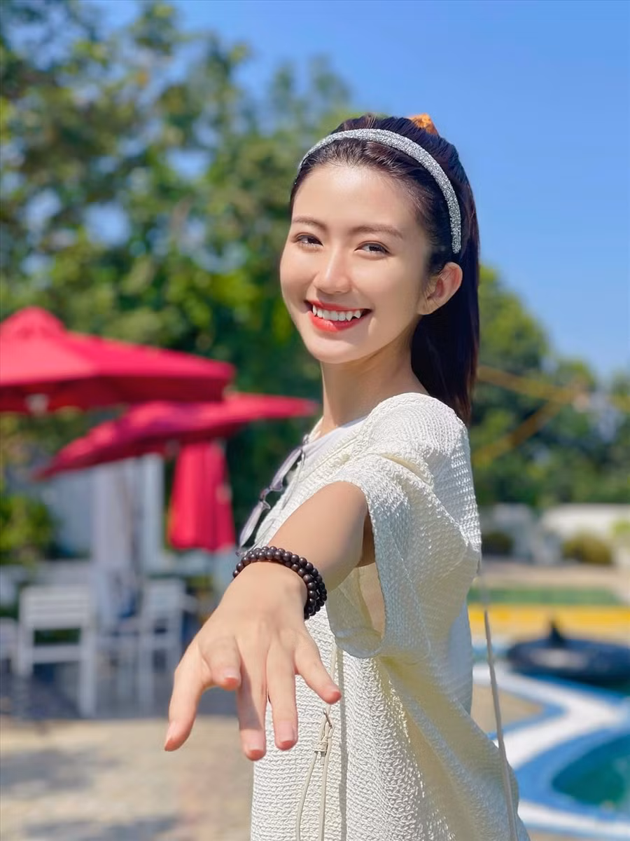 Tuy nhiên qua những tập đã phát sóng, khán giả cho rằng vai diễn Vân Vân dường như “đo ni đóng giày” cho Ngọc Huyền khi cô thể hiện khá tròn vai. Nhan sắc trẻ trung, ngọt ngào của Ngọc Huyền cũng được cho là phù hợp với vai diễn. Chính nữ diễn viên cũng từng chia sẻ rằng bản thân giống nhân vật ở điểm có năng khiếu mỹ thuật và tính cách nghịch ngợm. Ảnh: NVCC