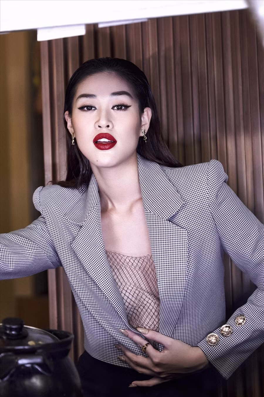 Son môi đỏ cũng được Hoa hậu Khánh Vân sử dụng trong bộ trang phục tiếp theo, tôn lên sự mạnh mẽ, cứng rắn của người phụ nữ độc lập, tự do theo đuổi ước mơ và đam mê. Hoa hậu Khánh Vân tiết lộ, cô và ê kíp đã tìm những ngõ ngách đẹp ngay trung tâm quận 1 làm bối cảnh – nơi giao thoa giữa sự hiện đại phát triển và lưu giữ những minh chứng dòng chảy thời gian của thành phố. Ảnh: Trí Nguyễn.