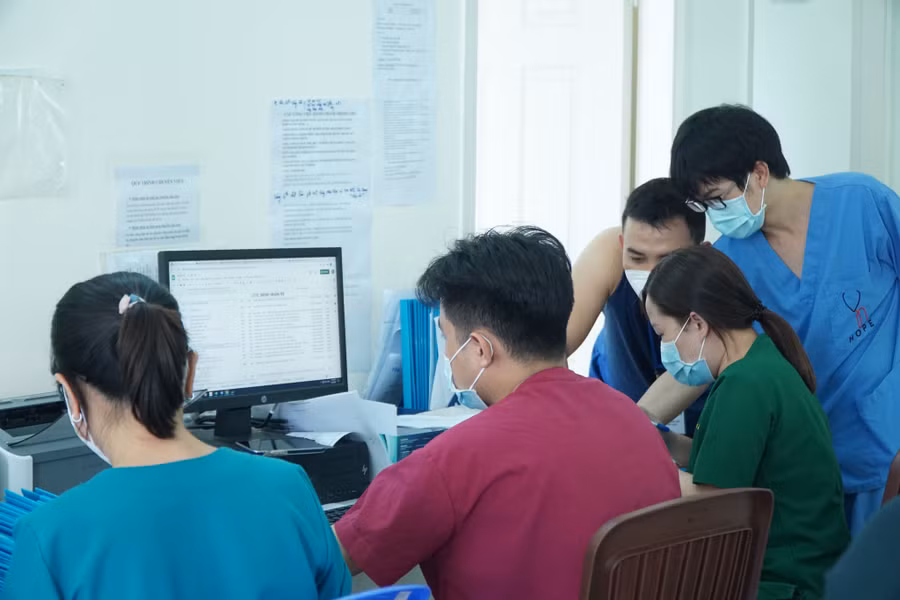 Các bác sĩ, điều dưỡng và tình nguyện viên tích cực làm việc tại BVDC số 12 những ngày sát tết