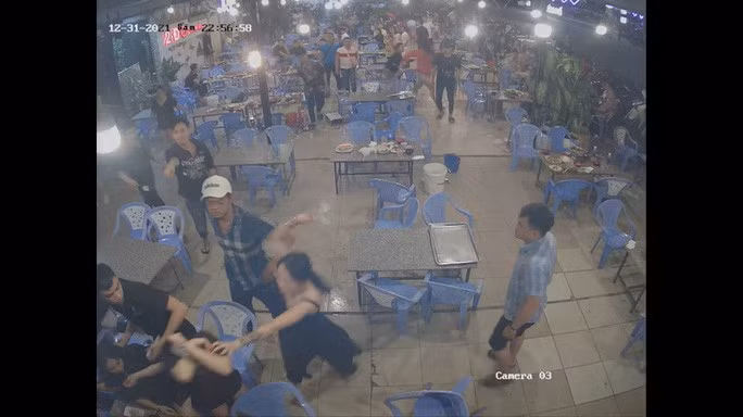 Hình ảnh camera ghi lại 4 cô gái bị nhóm nam, nữ tấn công kinh hoàng ở TP Thủ Đức Hình ảnh camera ghi lại 4 cô gái bị nhóm nam, nữ tấn công kinh hoàng ở TP Thủ Đức