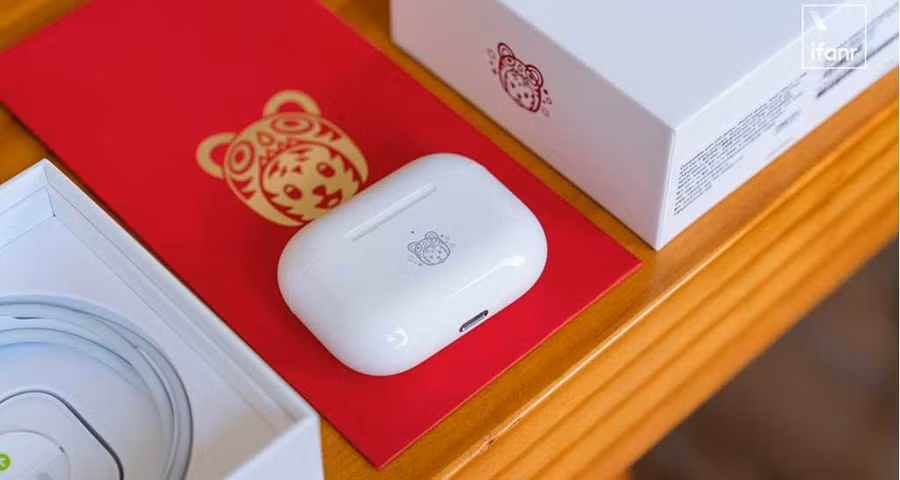 Biểu tượng “hổ đỏ” được in lên vỏ hộp giấy và hộp sạc của sản phẩm. Ảnh: @IFANR - WEIBO