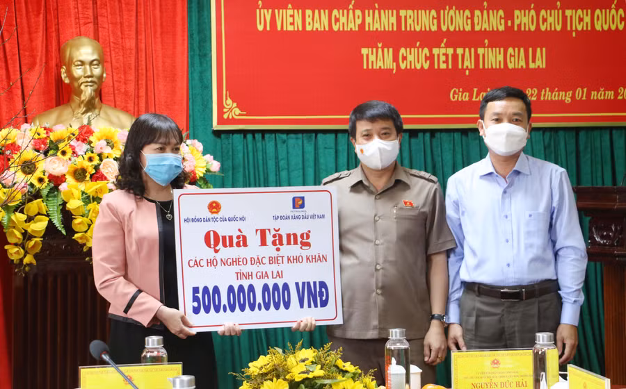 Đoàn công tác và đại diện Tập đoàn Xăng dầu Việt Nam trao tặng tỉnh Gia Lai 500 triệu đồng để hỗ trợ người nghèo ăn Tết. Ảnh: Quang Tấn