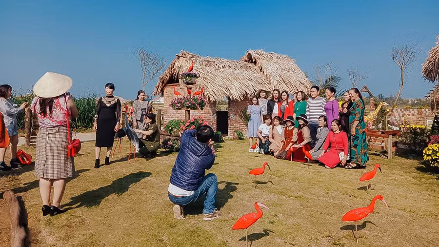 Đông đảo du khách không ngại đường xa đến 