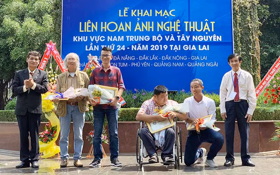 Các tác giả nhận huy chương đồng từ Ban tổ chức Liên hoan ảnh nghệ thuật khu vực Nam Trung bộ và Tây Nguyên lần thứ 24 năm 2019 tại Gia Lai. Ảnh M.jpg