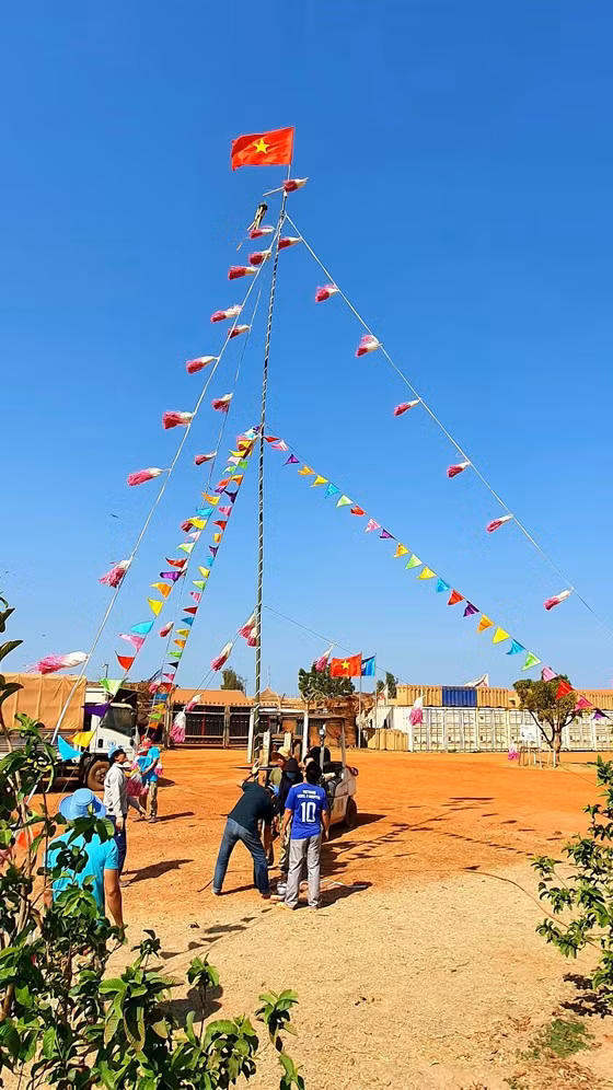Cây nêu cao 10m, rực rỡ âm thanh, sắc màu và có thể được nhìn thấy từ rất xa. Cây nêu cao 10m, rực rỡ âm thanh, sắc màu và có thể được nhìn thấy từ rất xa