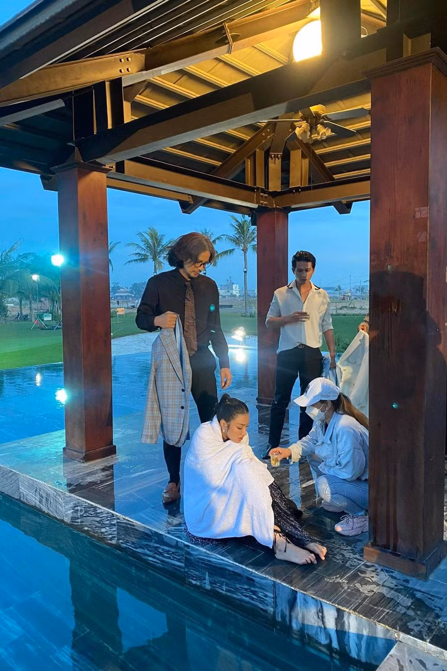 Yaya Trương Nhi khiến ê-kíp lo lắng vì ngâm nước lạnh trong thời gian dài. Ảnh: ĐPCC