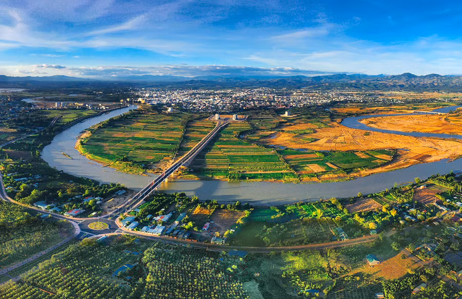  Từ điểm cao núi Chư Hreng nhìn về thành phố Kon Tum. Ảnh: NGUYỄN BAN