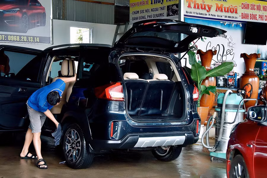 Dịch vụ rửa xe trên đường trần đạo thúy phường tây sơn tp.pleiku đang tất bật cho ngày cuối năm, hoạt động hết công suất từ sáng cho đến đêm (1)