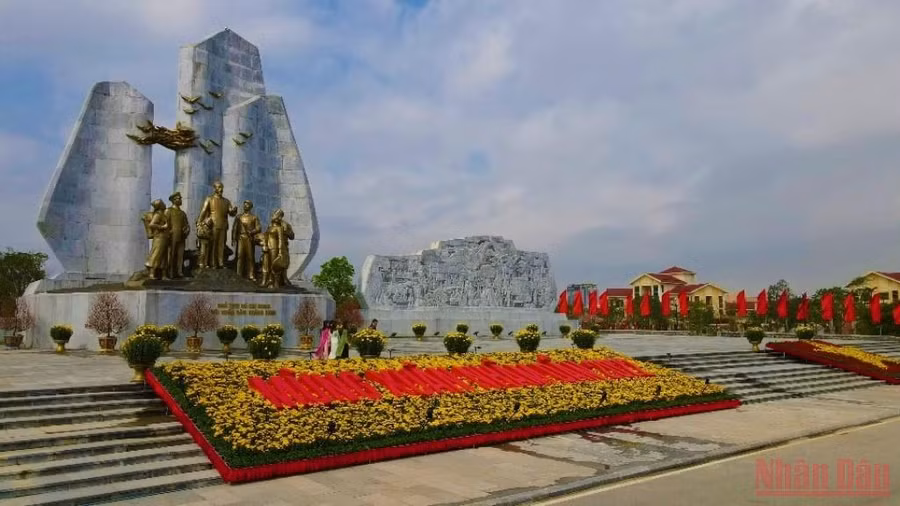 Quảng trường Hồ Chí Minh ở thành phố Đồng Hới là địa điểm được nhiều khách du lịch và người dân địa phương đến thăm và chụp ảnh check in.