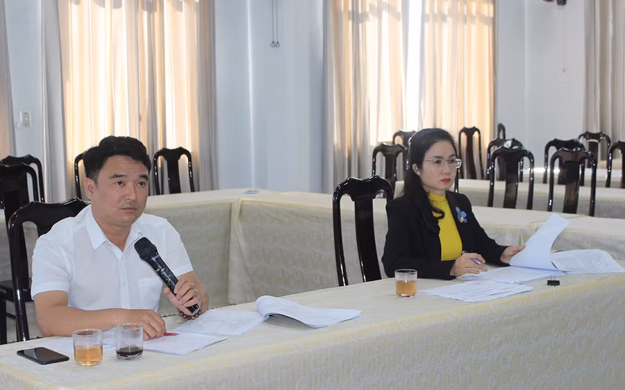 Ban giám khảo Hội thi “Thắp sáng ước mơ tuổi trẻ Gia Lai” đặt câu hỏi cho các đội thi qua hình thức trực tuyến. Ảnh: Phan Lài