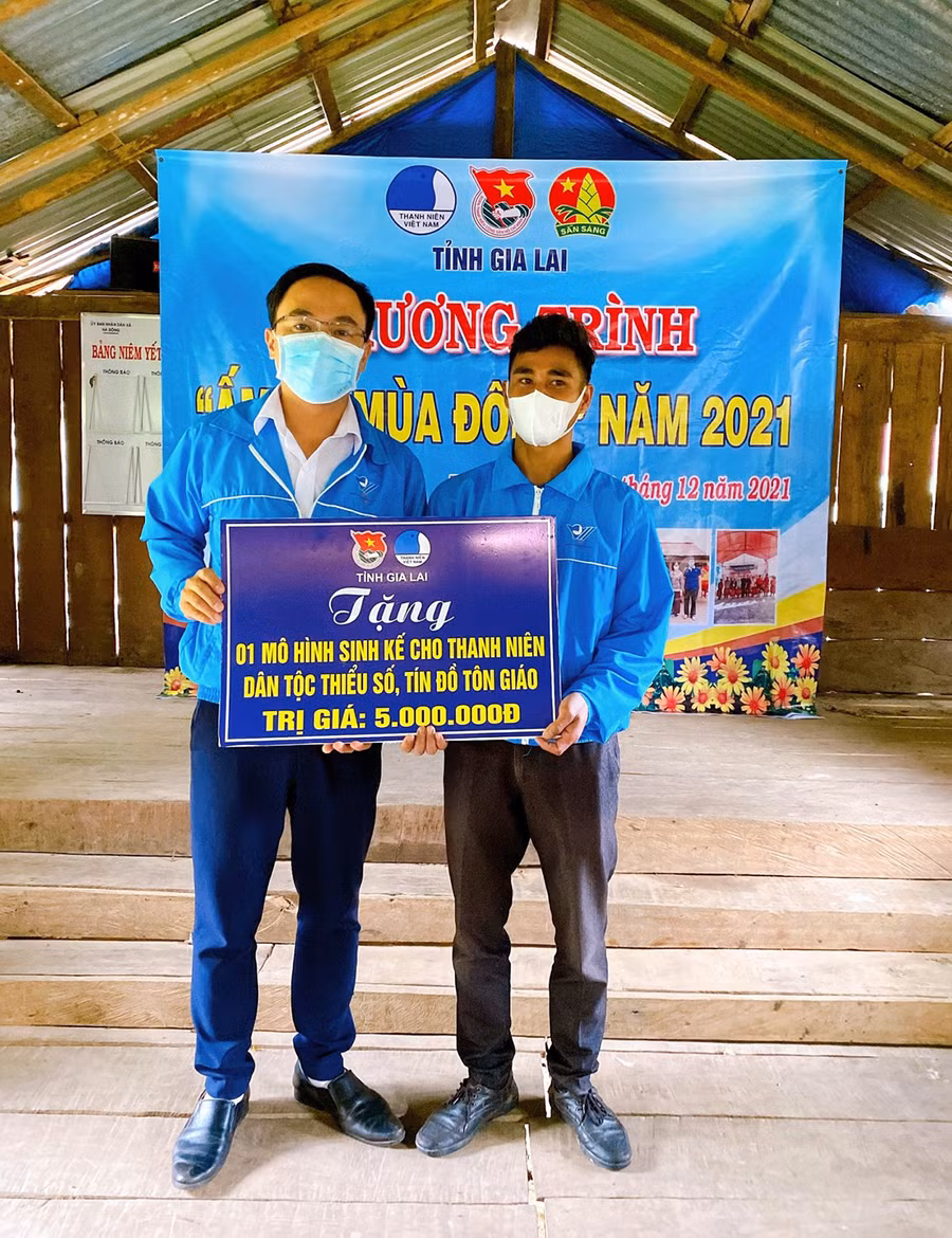 Anh Đỗ Đức Thanh (bìa trái)-Phó Bí thư Tỉnh Đoàn, Phó Chủ tịch Hội Liên hiệp Thanh niên Việt Nam tỉnh tặng mô hình sinh kế cho thanh niên dân tộc thiểu số, tín đồ tôn giáo xã Hà Đông (huyện Đak Đoa). Ảnh: Phan Lài