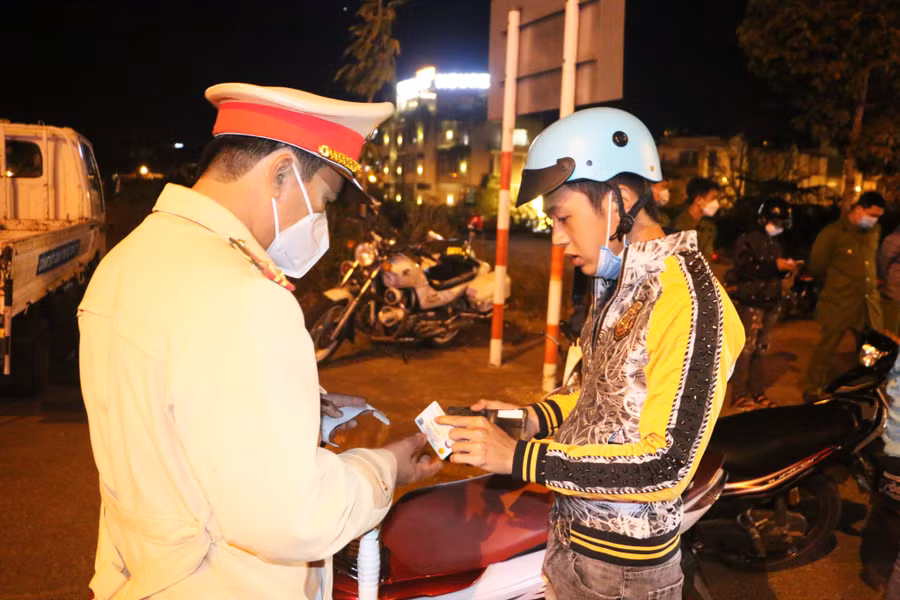 Lực lượng Cảnh sát Giao thông Công an TP. Pleiku kiểm tra người điều khiển phương tiện mô tô trên địa bàn. Ảnh: Lê Anh Lực lượng Cảnh sát Giao thông Công an TP. Pleiku kiểm tra người điều khiển phương tiện mô tô trên địa bàn. Ảnh: Lê Anh